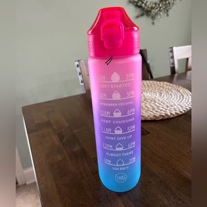 32 oz Water Bottle NWT